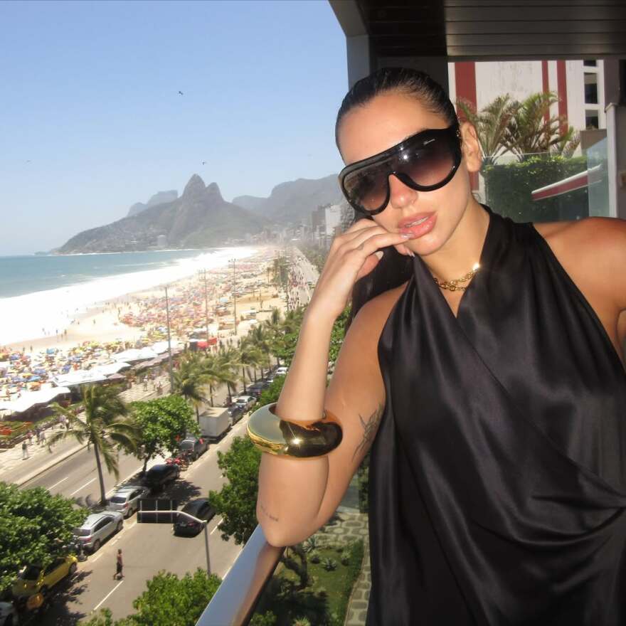 Δεν έχασε την ευκαιρία να βάλει το μπικίνι της η Ντούα Λίπα - Πήγε στη διάσημη παραλία της Ιπανέμα, δείτε φωτογραφίες