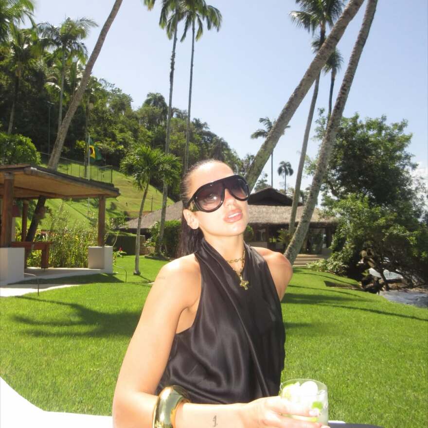 Δεν έχασε την ευκαιρία να βάλει το μπικίνι της η Ντούα Λίπα - Πήγε στη διάσημη παραλία της Ιπανέμα, δείτε φωτογραφίες