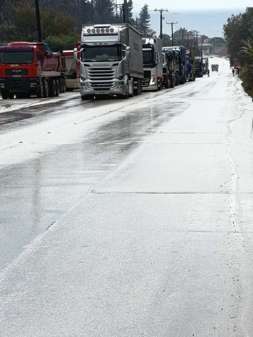 Συγκρούστηκαν νταλίκες στην Πατρών - Πύργου: Οδηγός τραυματίστηκε και εγκλωβίστηκε στην καμπίνα του, δείτε φωτογραφίες