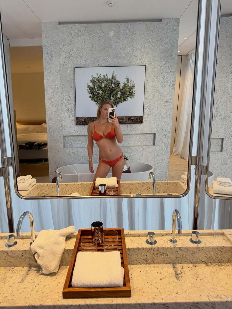 Οι σέξι πόζες της Μπαρ Ρεφαέλι με κόκκινο μαγιό - Δείτε φωτογραφίες