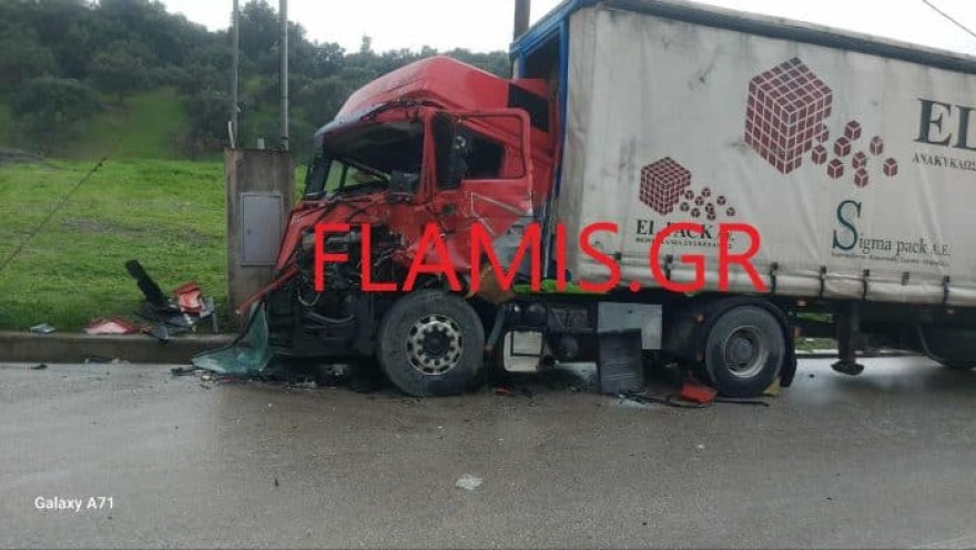 Συγκρούστηκαν νταλίκες στην Πατρών - Πύργου: Οδηγός τραυματίστηκε και εγκλωβίστηκε στην καμπίνα του, δείτε φωτογραφίες