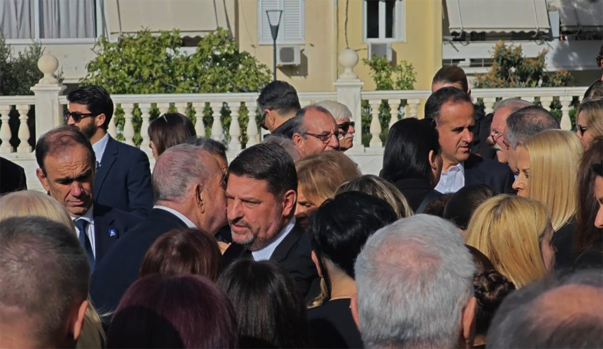 Ο Νίκος Χαρδαλιάς είπε το τελευταίο αντίο στον πατέρα του - Συγγενείς, φίλοι και υπουργοί στην κηδεία