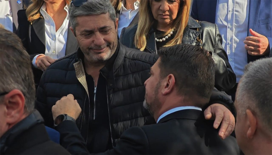 Ο Νίκος Χαρδαλιάς είπε το τελευταίο αντίο στον πατέρα του - Συγγενείς, φίλοι και υπουργοί στην κηδεία