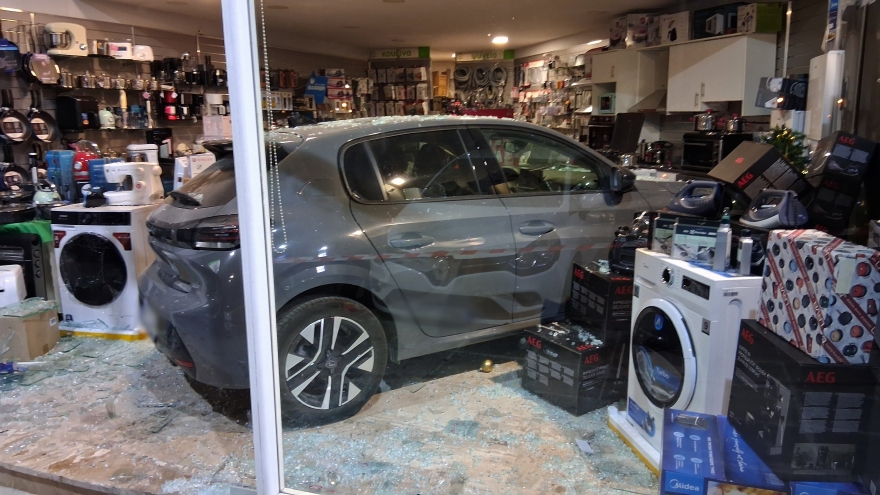 Ξέφρενη πορεία αυτοκινήτου στο Ναύπλιο: Μπήκε σε κατάστημα ηλεκτρικών ειδών - Δείτε βίντεο