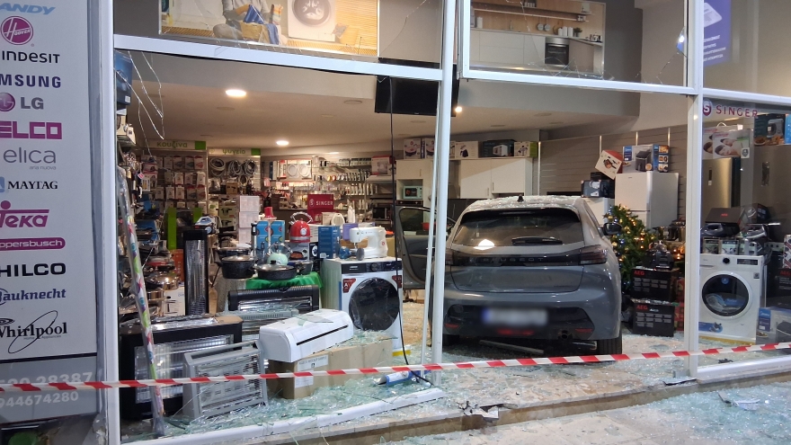 Ξέφρενη πορεία αυτοκινήτου στο Ναύπλιο: Μπήκε σε κατάστημα ηλεκτρικών ειδών - Δείτε βίντεο