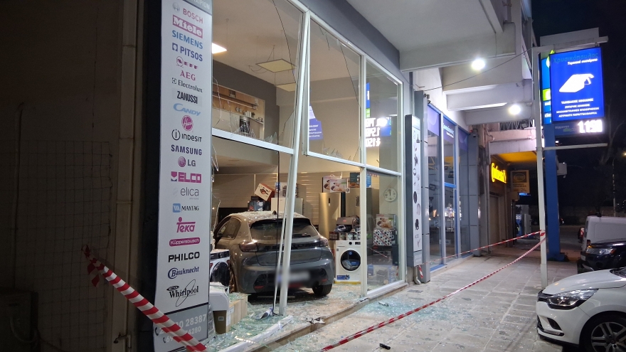 Ξέφρενη πορεία αυτοκινήτου στο Ναύπλιο: Μπήκε σε κατάστημα ηλεκτρικών ειδών - Δείτε βίντεο