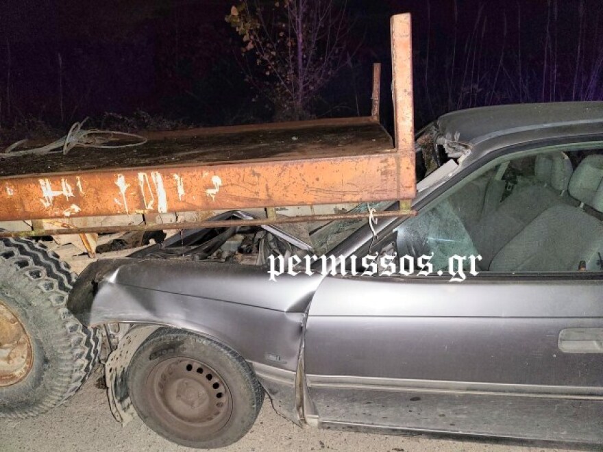 Αυτοκίνητο «καρφώθηκε» σε καρότσα τρακτέρ στην Αλίαρτο - Δείτε βίντεο και φωτογραφίες