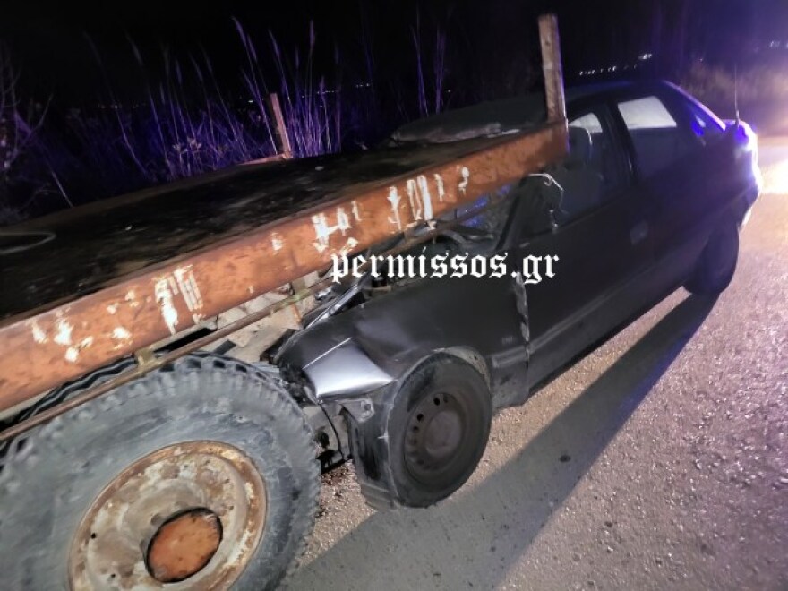 Αυτοκίνητο «καρφώθηκε» σε καρότσα τρακτέρ στην Αλίαρτο - Δείτε βίντεο και φωτογραφίες