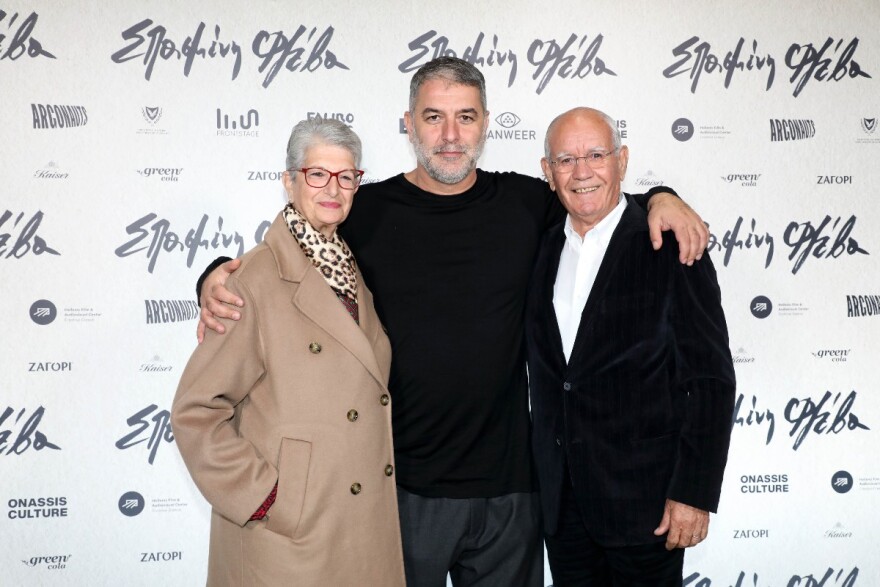 Ο Βασίλης Μπισμπίκης αγκαλιά με τους γονείς του στην πρεμιέρα της νέας του ταινίας 