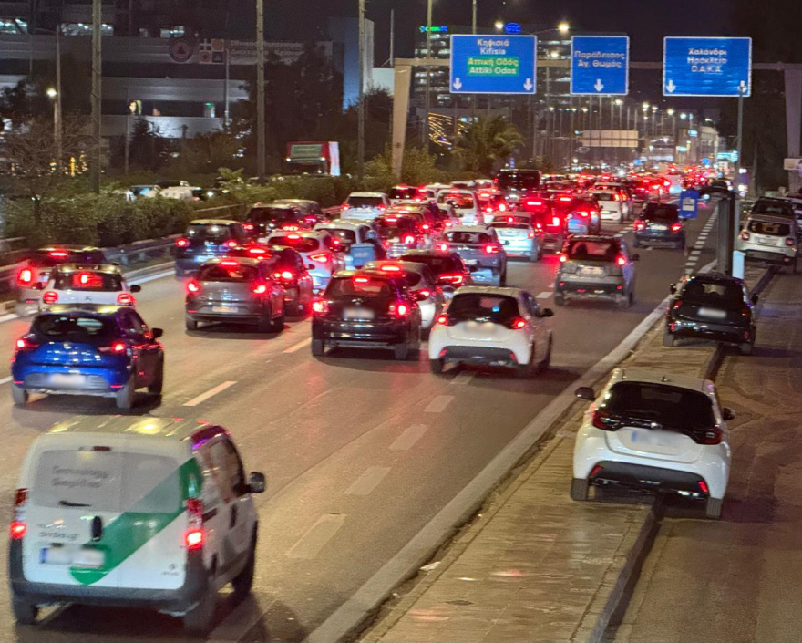 Μεγάλο μποτιλιάρισμα σε όλο το Λεκανοπέδιο για πάνω από 4 ώρες - Ομαλοποιείται σταδιακά η κατάσταση στους δρόμους 