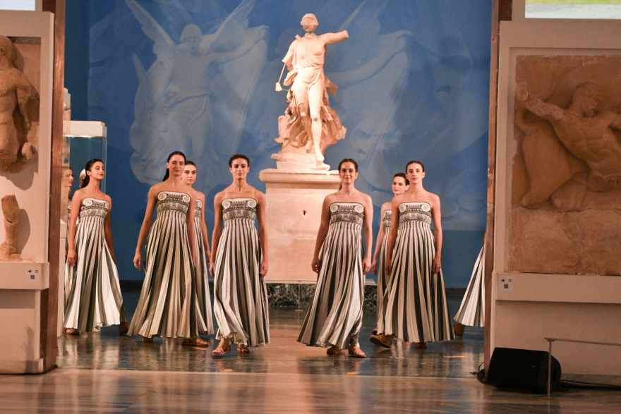 Ξεκίνησε το ταξίδι της Ολυμπιακής Φλόγας για τους Χειμερινούς Αγώνες - Για πρώτη φορά η αφή έγινε μέσα στο Μουσείο της Αρχαίας Ολυμπίας