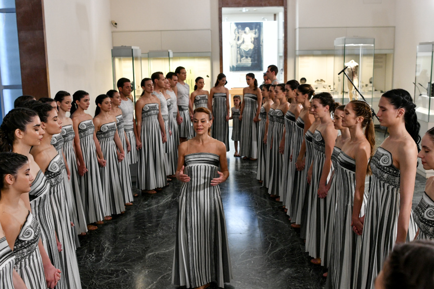 Ξεκίνησε το ταξίδι της Ολυμπιακής Φλόγας για τους Χειμερινούς Αγώνες - Για πρώτη φορά η αφή έγινε μέσα στο Μουσείο της Αρχαίας Ολυμπίας