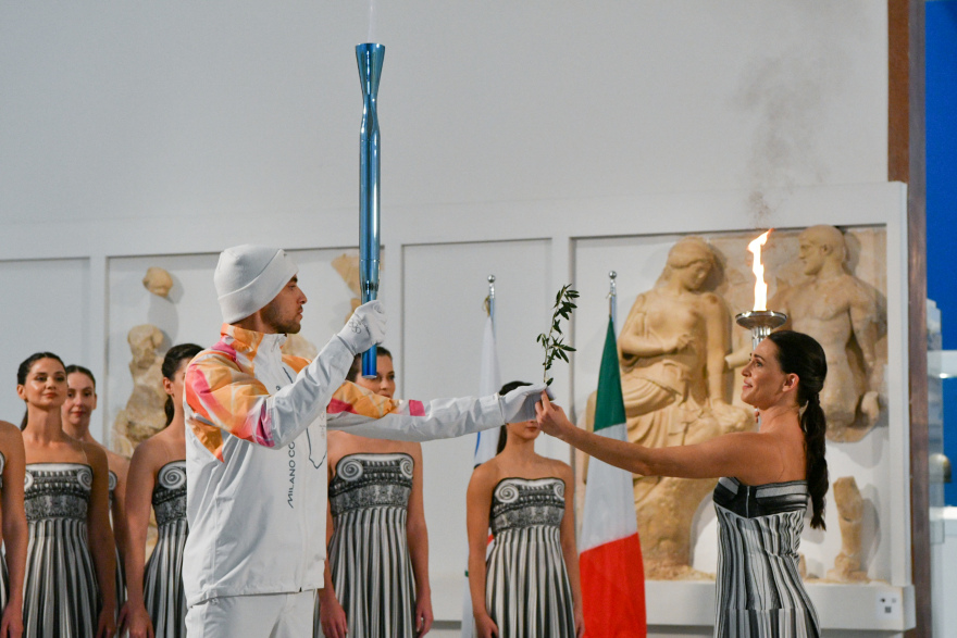 Ξεκίνησε το ταξίδι της Ολυμπιακής Φλόγας για τους Χειμερινούς Αγώνες - Για πρώτη φορά η αφή έγινε μέσα στο Μουσείο της Αρχαίας Ολυμπίας