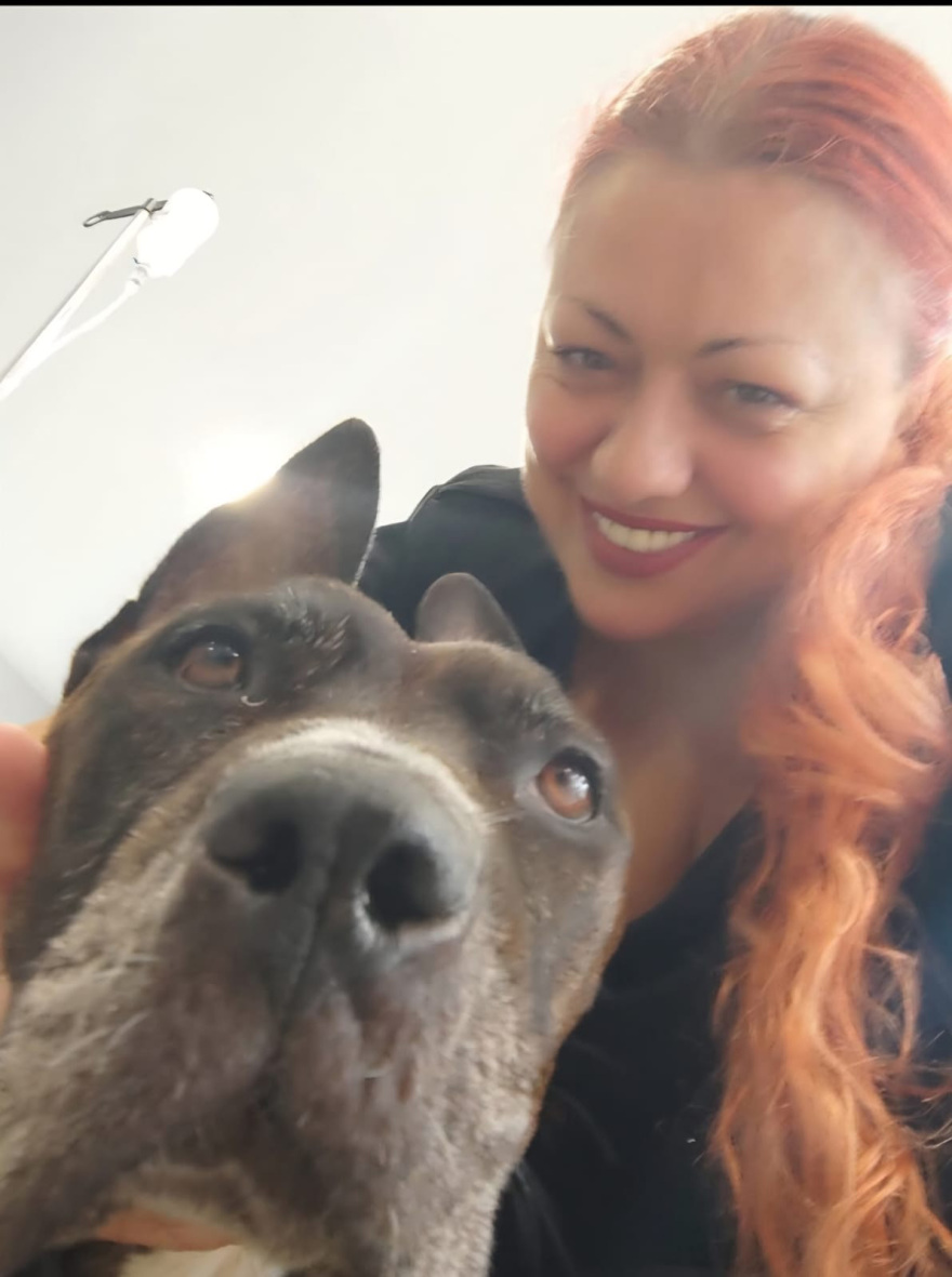 Τα τέσσερα σκυλάκια 71χρονου στην Αθήνα μπήκαν στο κηδειόχαρτό του - Τα ζώα μας θυμίζουν πώς αγαπάς αληθινά, λέει η κόρη του