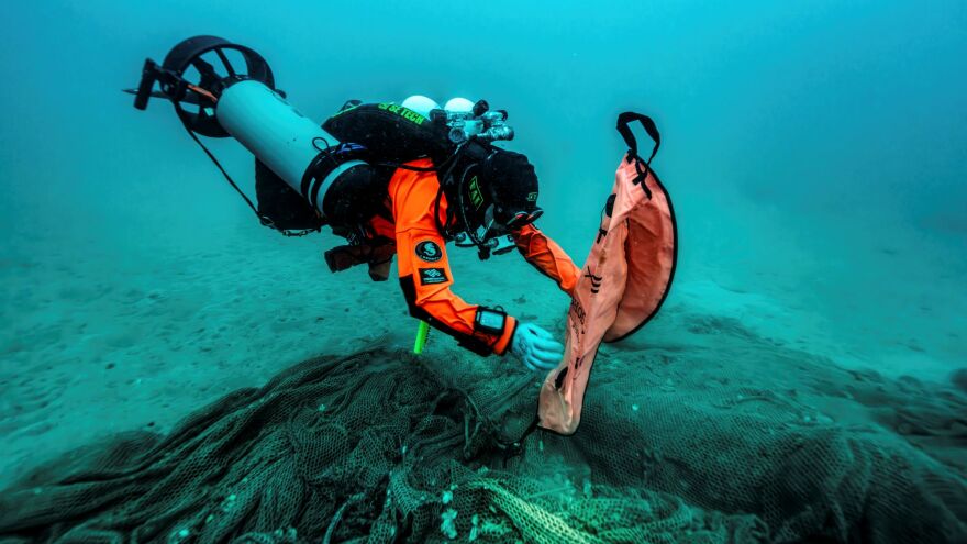 Ίδρυμα Λασκαρίδη και Healthy Seas καθάρισαν εγκαταλελειμμένη ιχθυοκαλλιέργεια στα Μέθανα