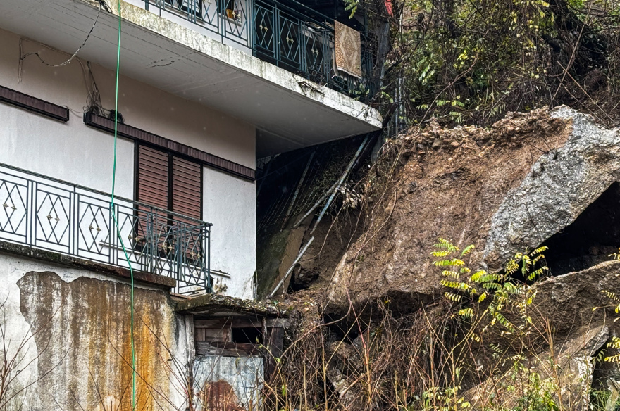 Η Adel δοκιμάζει τα δυτικά με σφοδρές καταιγίδες, χαλάζι και πλημμύρες - Πότε θα χτυπήσει την Αττική, live η πορεία της κακοκαιρίας