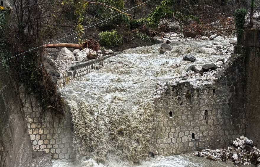 «Στον αέρα» σπίτια στα Τζουμέρκα μετά από κατολίσθηση - Προσπάθειες να ανακοπούν χείμαρροι πριν από τα χωριά - Δείτε φωτογραφίες