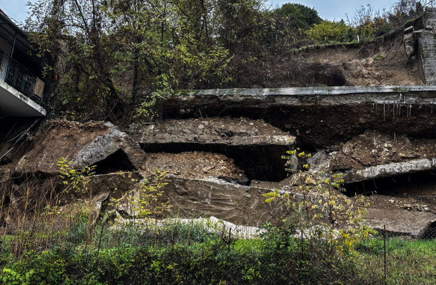 «Στον αέρα» σπίτια στα Τζουμέρκα μετά από κατολίσθηση - Προσπάθειες να ανακοπούν χείμαρροι πριν από τα χωριά - Δείτε φωτογραφίες 
