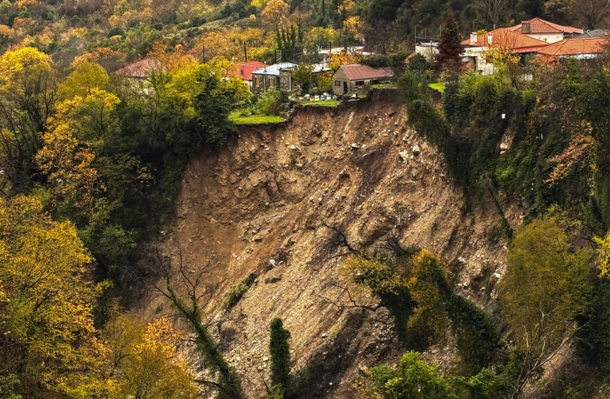 «Στον αέρα» σπίτια στα Τζουμέρκα μετά από κατολίσθηση - Προσπάθειες να ανακοπούν χείμαρροι πριν από τα χωριά - Δείτε φωτογραφίες