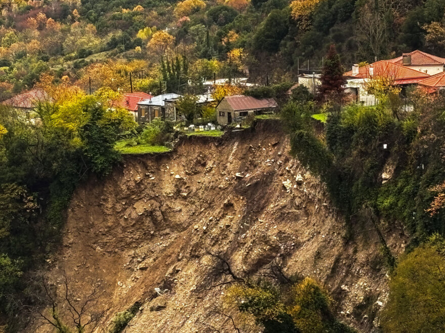 «Στον αέρα» σπίτια στα Τζουμέρκα μετά από κατολίσθηση - Προσπάθειες να ανακοπούν χείμαρροι πριν από τα χωριά - Δείτε φωτογραφίες