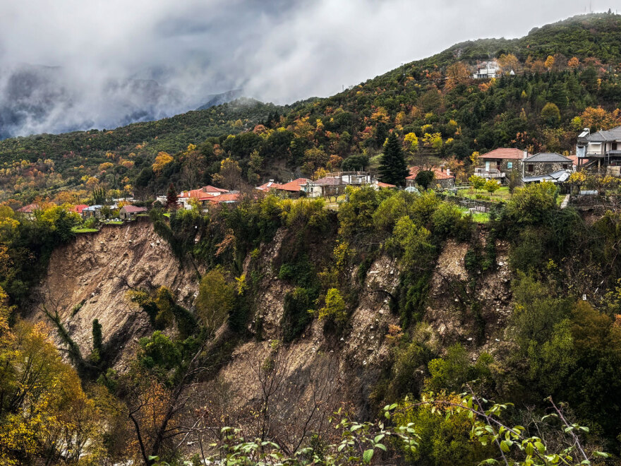 «Στον αέρα» σπίτια στα Τζουμέρκα μετά από κατολίσθηση - Προσπάθειες να ανακοπούν χείμαρροι πριν από τα χωριά - Δείτε φωτογραφίες