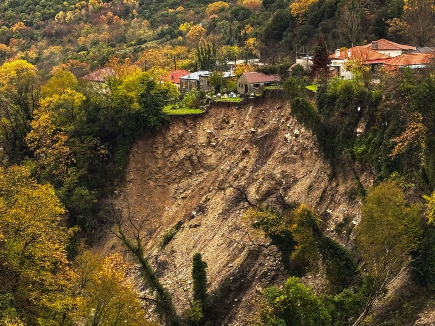 «Στον αέρα» σπίτια στα Τζουμέρκα μετά από κατολίσθηση - Προσπάθειες να ανακοπούν χείμαρροι πριν από τα χωριά - Δείτε φωτογραφίες