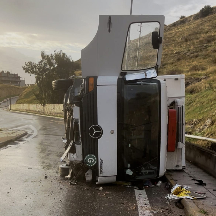 Φορτηγό ανετράπη στο Κερατσίνι: Νεκρή η 54χρονη μητέρα του οδηγού