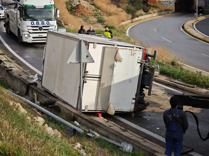 Φορτηγό ανετράπη στο Κερατσίνι: Νεκρή η 54χρονη μητέρα του οδηγού