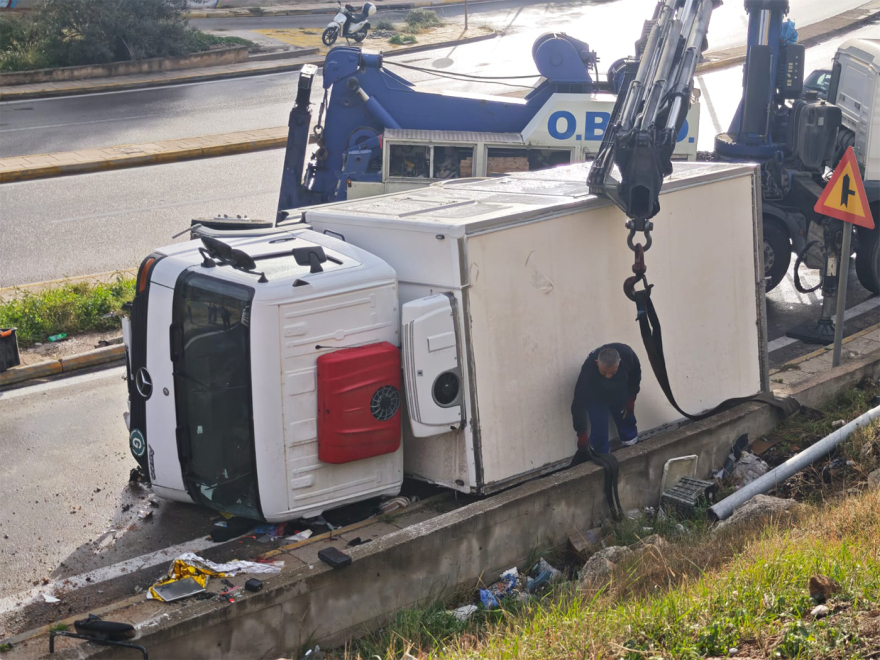 Φορτηγό ανετράπη στο Κερατσίνι: Νεκρή η 54χρονη μητέρα του οδηγού