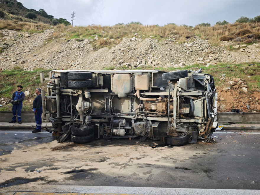 Φορτηγό ανετράπη στο Κερατσίνι: Νεκρή η 54χρονη μητέρα του οδηγού