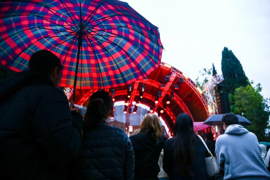 Αθηναίοι αψηφούν τη βροχή, με τις ομπρέλες στα χέρια περιμένουν τη φωταγώγηση του δέντρου στο Σύνταγμα – Δείτε φωτογραφίες