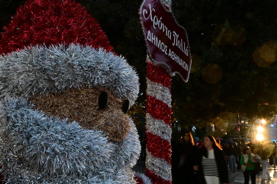 Αθηναίοι αψηφούν τη βροχή, με τις ομπρέλες στα χέρια περιμένουν τη φωταγώγηση του δέντρου στο Σύνταγμα – Δείτε φωτογραφίες