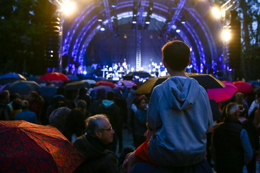 Αθηναίοι αψηφούν τη βροχή, με τις ομπρέλες στα χέρια περιμένουν τη φωταγώγηση του δέντρου στο Σύνταγμα – Δείτε φωτογραφίες