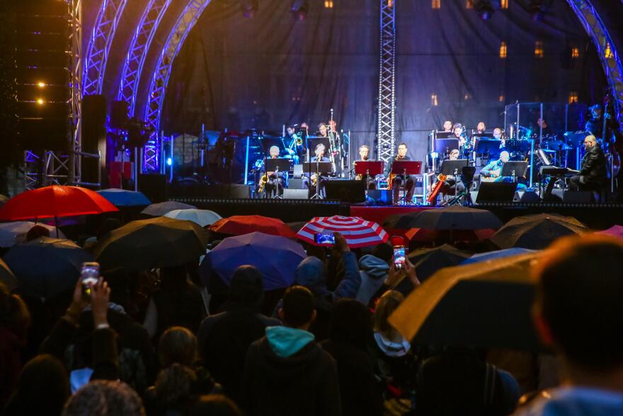 Αθηναίοι αψηφούν τη βροχή, με τις ομπρέλες στα χέρια περιμένουν τη φωταγώγηση του δέντρου στο Σύνταγμα – Δείτε φωτογραφίες