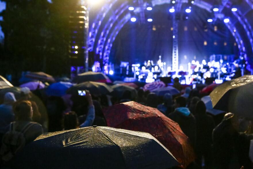 Αθηναίοι αψηφούν τη βροχή, με τις ομπρέλες στα χέρια περιμένουν τη φωταγώγηση του δέντρου στο Σύνταγμα – Δείτε φωτογραφίες