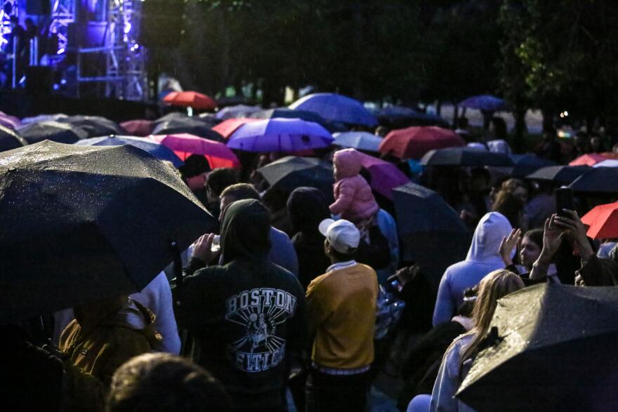 Αθηναίοι αψηφούν τη βροχή, με τις ομπρέλες στα χέρια περιμένουν τη φωταγώγηση του δέντρου στο Σύνταγμα – Δείτε φωτογραφίες