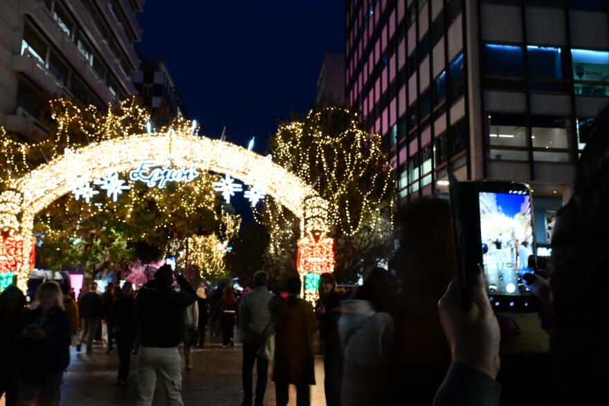 Αθηναίοι αψηφούν τη βροχή, με τις ομπρέλες στα χέρια περιμένουν τη φωταγώγηση του δέντρου στο Σύνταγμα – Δείτε φωτογραφίες