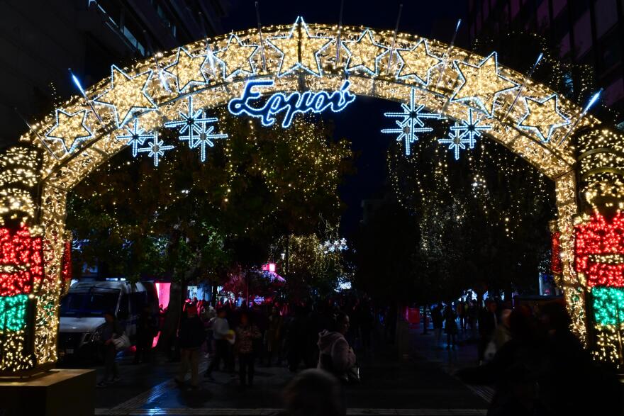 Αθηναίοι αψηφούν τη βροχή, με τις ομπρέλες στα χέρια περιμένουν τη φωταγώγηση του δέντρου στο Σύνταγμα – Δείτε φωτογραφίες