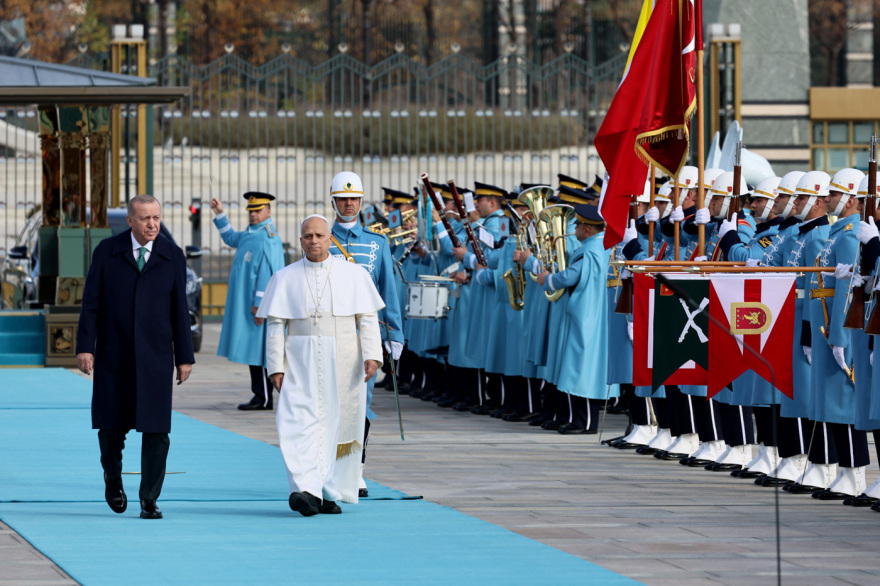 Ο Ερντογάν υποδέχτηκε με τιμές και κανονιοβολισμούς τον Πάπα Λέοντα στην Άγκυρα - Δείτε βίντεο