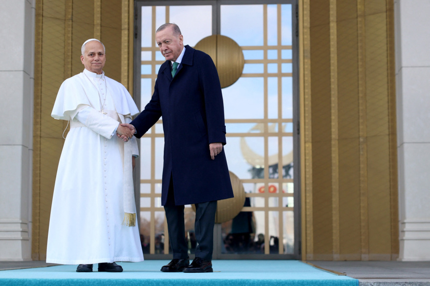 Ο Ερντογάν υποδέχτηκε με τιμές και κανονιοβολισμούς τον Πάπα Λέοντα στην Άγκυρα - Δείτε βίντεο