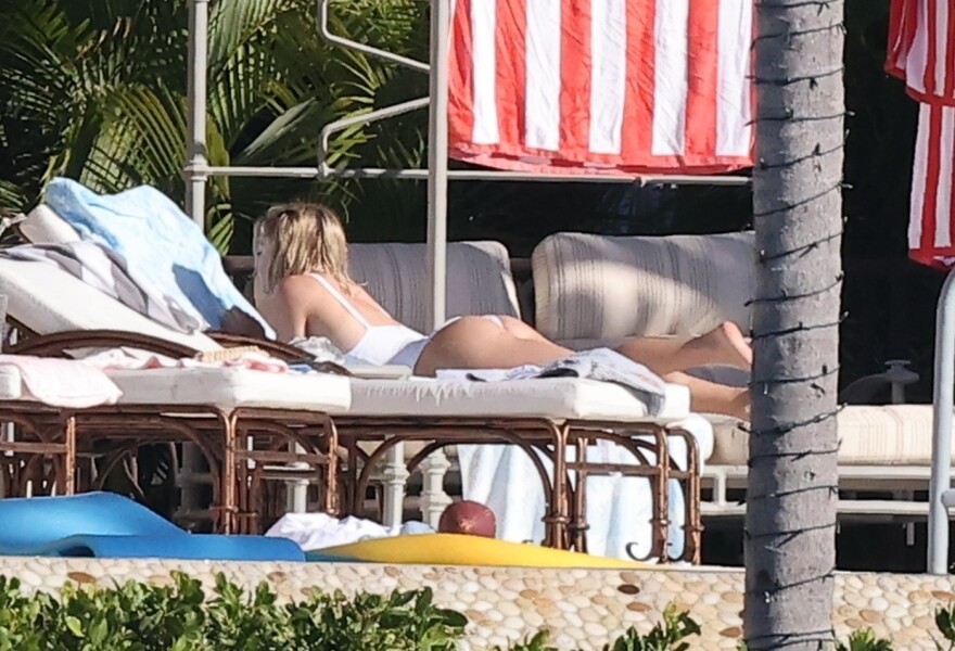 Η Σίντνεϊ Σουίνι απόλαυσε το μπάνιο της με τον σύντροφό της στη Φλόριντα 