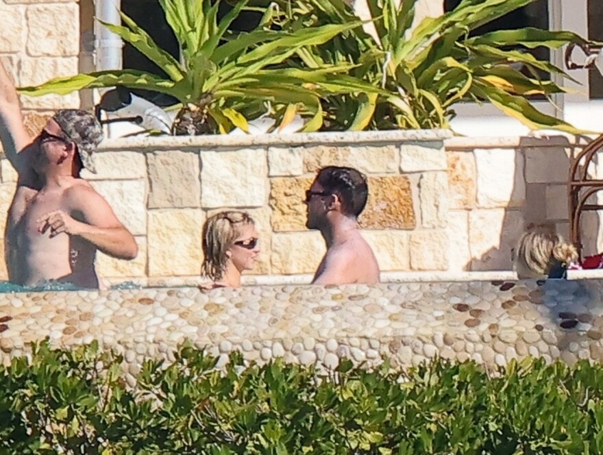 Η Σίντνεϊ Σουίνι απόλαυσε το μπάνιο της με τον σύντροφό της στη Φλόριντα 