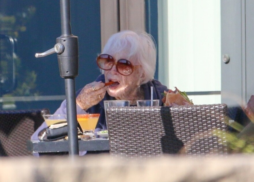 Σπάνια εμφάνιση της 91χρονης Σίρλεϊ ΜακΛέιν στο Μαλιμπού - Δείτε φωτογραφίες