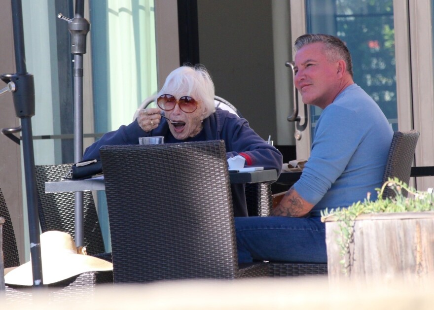 Σπάνια εμφάνιση της 91χρονης Σίρλεϊ ΜακΛέιν στο Μαλιμπού - Δείτε φωτογραφίες