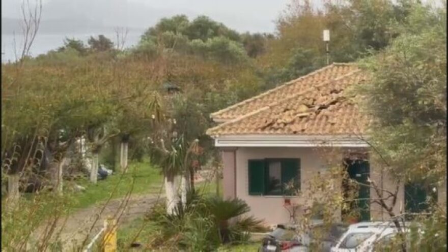 Ανεμοστρόβιλος προκάλεσε καταστροφές σε σπίτια και επιχειρήσεις στη Φοινικούντα - Δείτε φωτογραφίες και βίντεο