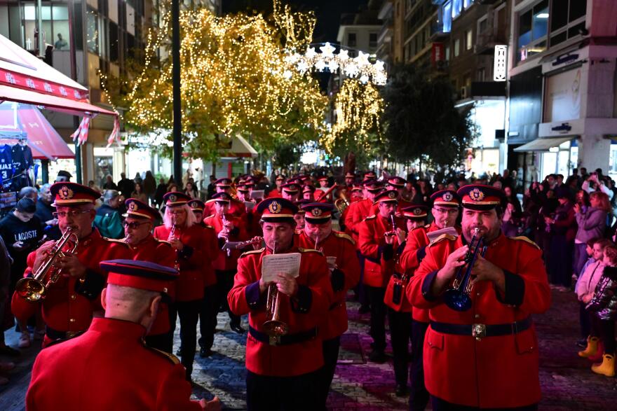 Αθηναίοι αψηφούν τη βροχή, με τις ομπρέλες στα χέρια περιμένουν τη φωταγώγηση του δέντρου στο Σύνταγμα – Δείτε φωτογραφίες