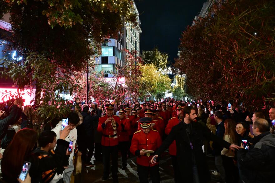 Αθηναίοι αψηφούν τη βροχή, με τις ομπρέλες στα χέρια περιμένουν τη φωταγώγηση του δέντρου στο Σύνταγμα – Δείτε φωτογραφίες