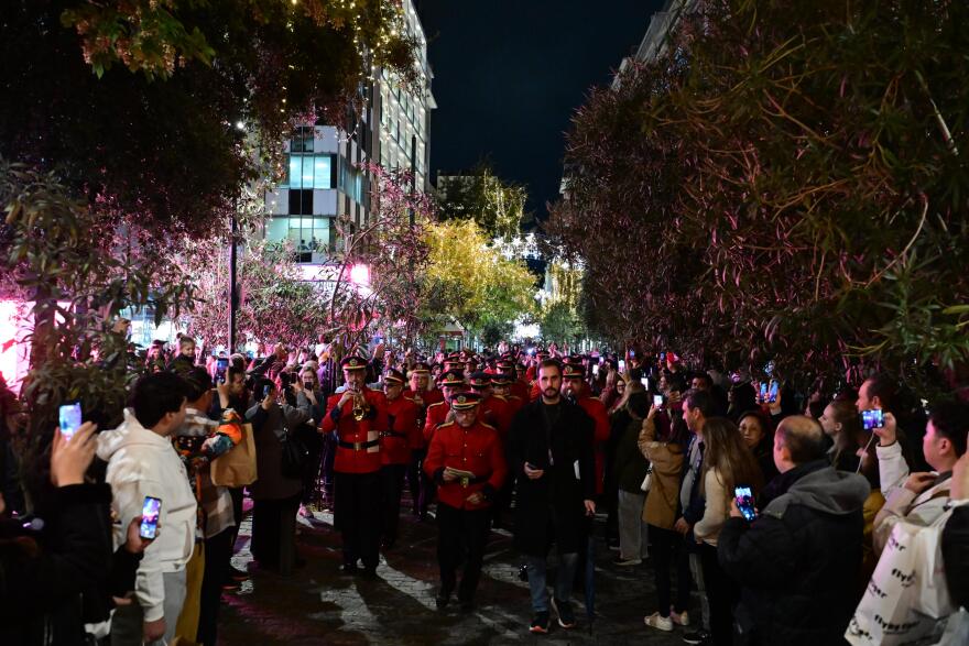 Αθηναίοι αψηφούν τη βροχή, με τις ομπρέλες στα χέρια περιμένουν τη φωταγώγηση του δέντρου στο Σύνταγμα – Δείτε φωτογραφίες