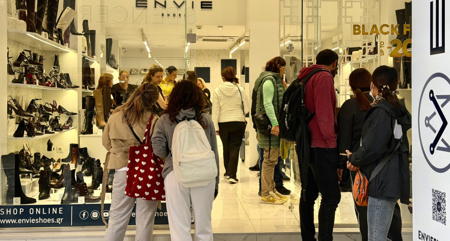 Μετά την κακοκαιρία οι καταναλωτές ξεχύθηκαν στα μαγαζιά λόγω Black Friday, ουρές στην Ερμού - Δείτε βίντεο και φωτογραφίες