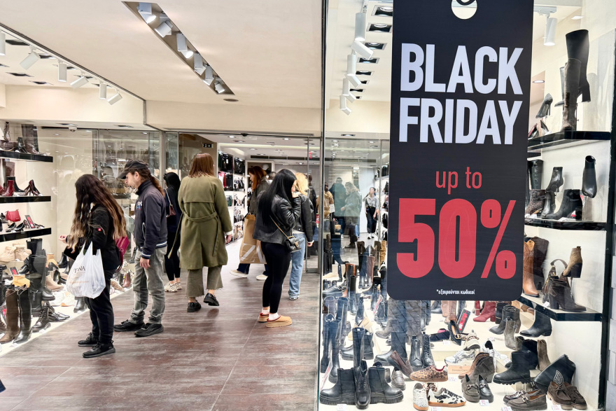 Μετά την κακοκαιρία οι καταναλωτές ξεχύθηκαν στα μαγαζιά λόγω Black Friday, ουρές στην Ερμού - Δείτε βίντεο και φωτογραφίες